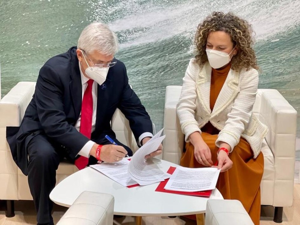 Firma entre el ministro de Turismo de Uruguay, Tabar&eacute; Viera y la directora Comercial y de Desarrollo de Red y Alianzas de Iberia, Mar&iacute;a Jes&uacute;s L&oacute;pez Sol&aacute;s.