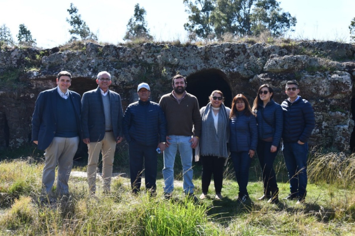 Grupo de visitantes de Ecuador y anfitriones de la Intendencia de Flores en el Geositio Grutas del Palacio