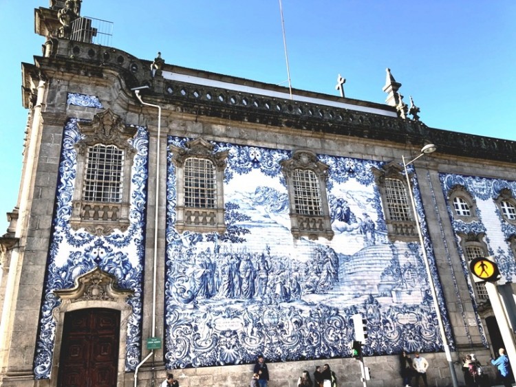 Sorprende al turista las exhibiciones muralistas de azulejos junto al acervo que poseen las ciudades portuguesas