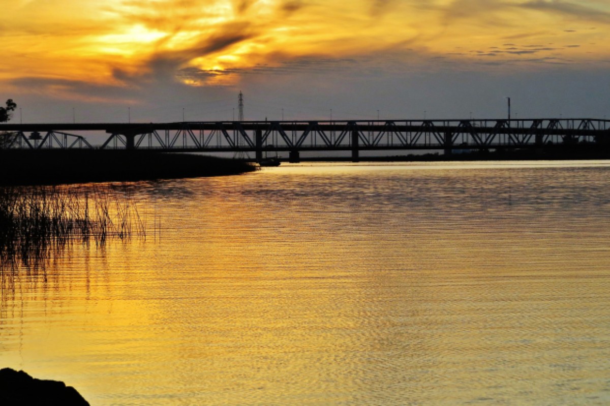 Puente sobre la barra del Santa Luc&iacute;a