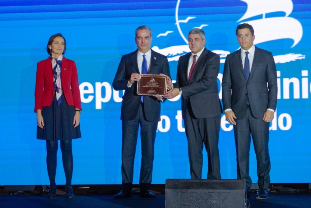 El secretario general de la OMT, Zurab Polilokashvili entrega al presidente de la RD, Luis Abinader, en presencia de la ministra de Industria, Comercio y  Turismo de Espa&ntilde;a, Reyes Maroto y del ministro de Turismo de RD, David Collado