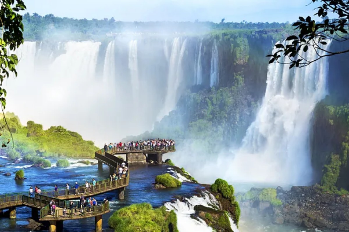 Las cataratas de Iguaz&uacute;, una joya natural compartida entre Brasil y Argentina, que tambi&eacute;n se encuentra muy pr&oacute;ximo a la frontera con Paraguay. SHUTTERSTOCK