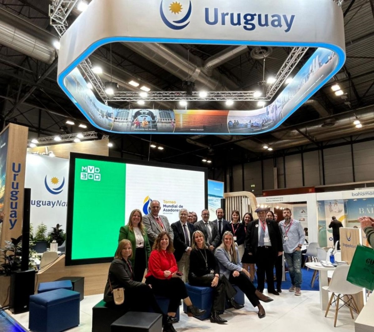 Delegaci&oacute;n de Uruguay en el stand en FITUR 2024 