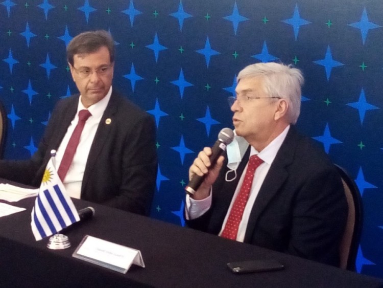 Ministro de Turismo de Uruguay, Tabar&eacute; Viera, junto al ministro de Turismo de Brasil, Gilson Machado