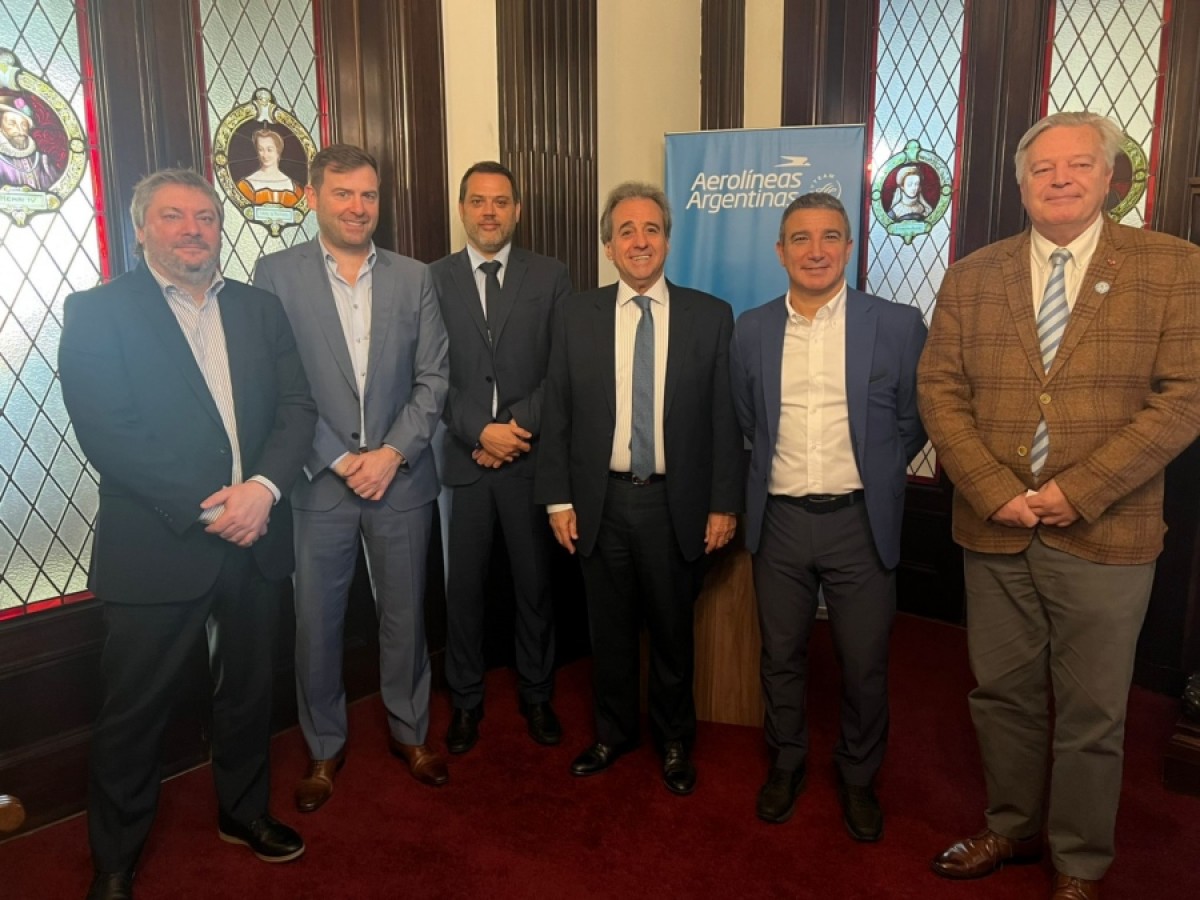 Tulio O&rsquo;Leary, gerente de ventas de Aerol&iacute;neas Argentinas; Gast&oacute;n de Chazal, gerente de AR de Uruguay y Paraguay; Gast&oacute;n Burl&oacute;n, secretario de Turismo de Bariloche; Subsecretario de Turismo Remo Monzeglio; Fabi&aacute;n Lombardo, director Comercial, Planeamiento y Redes de AR; Esc. Pablo Seitun, director de Transporte de la DINACIA