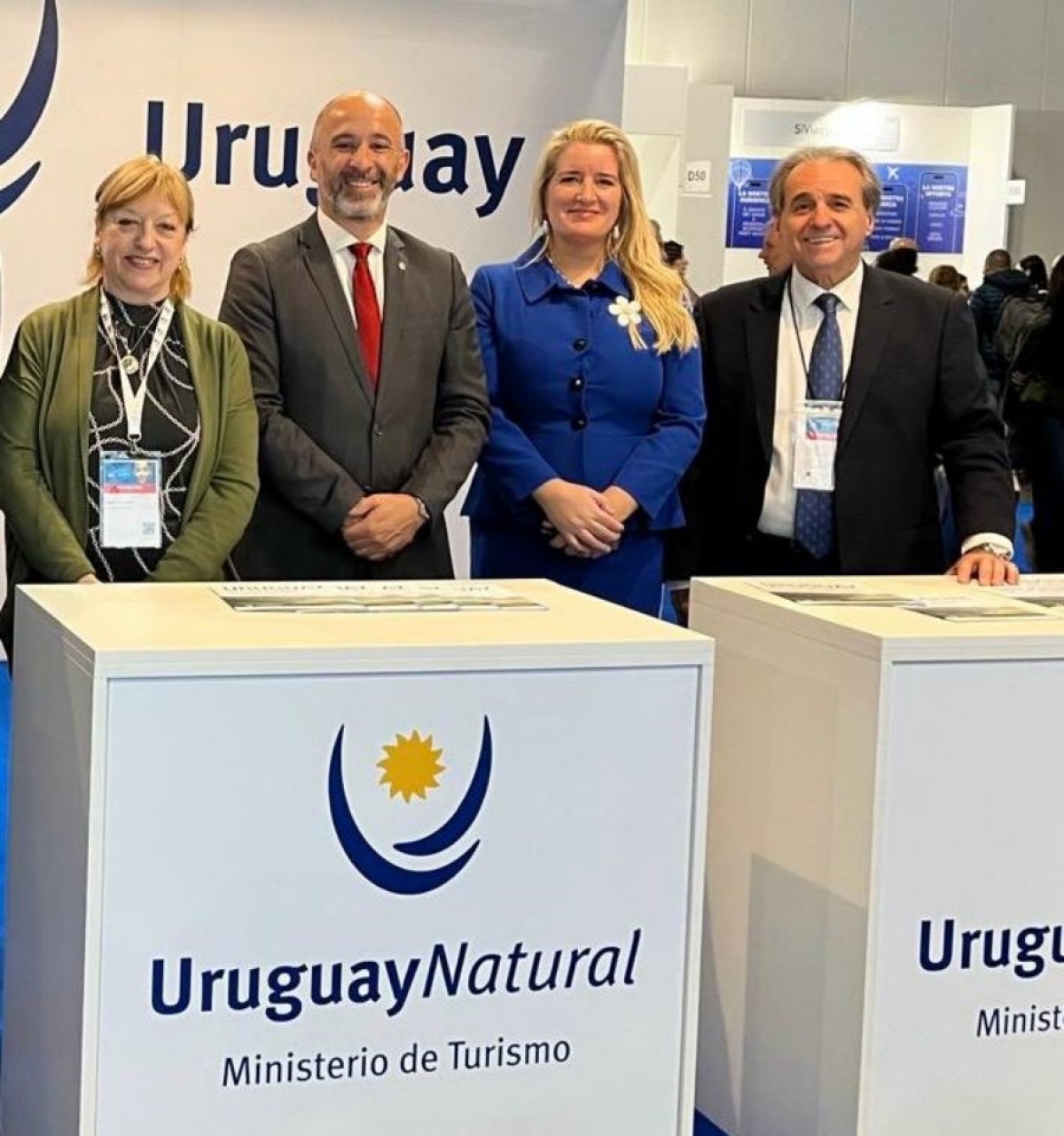 En el stand de Uruguay Natural: Mariella Volppe, del &aacute;rea Marketing del MINTUR; ministro Eduardo Sanguinetti; c&oacute;nsul del Uruguay Ver&oacute;nica Crego y subsecretario Remo Monzeglio