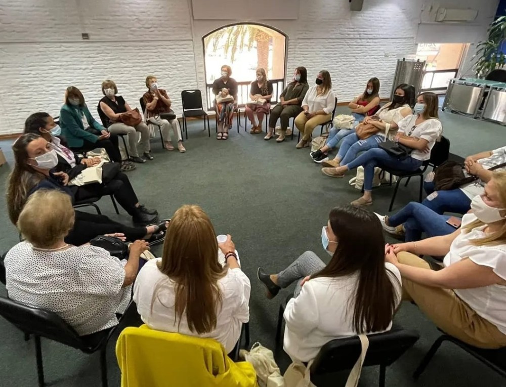 Mujeres emprendedoras rurales, reunidas con integrantes de la Unidad de G&eacute;nero, en la sede del MINTUR