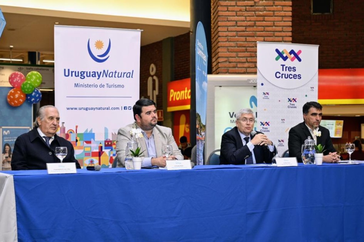 Dr. Luis Muxi, vicepresidente Shopping Terminal Tres Cruces; Nicol&aacute;s Olivera, Intendente de Paysand&uacute;; ministro Tabar&eacute; Viera; Intendente de Salto, Andr&eacute;s Lima