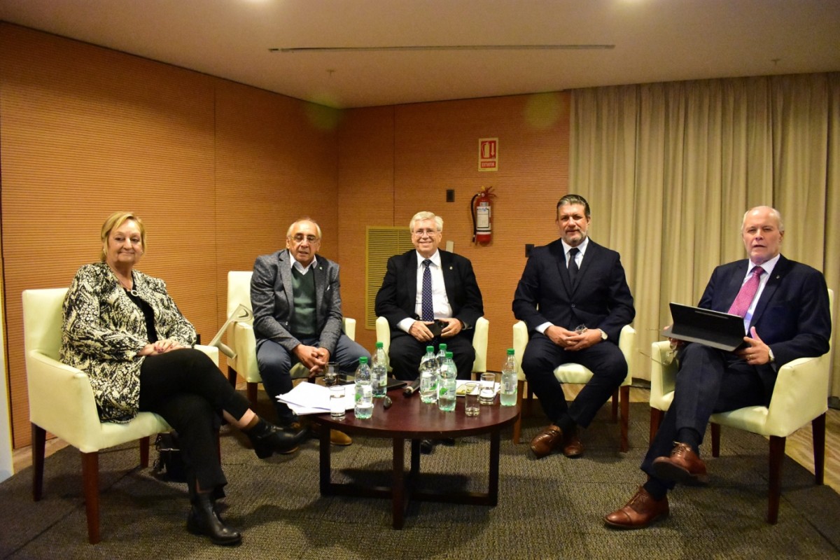 Liliam Kechichian (Frente Amplio), Sergio Ba&ntilde;ales (Partido Independiente), Tabar&eacute; Viera (Partido Colorado), Ignacio Curbelo (Cabildo Abierto), Pablo Iturralde (Partido Nacional)