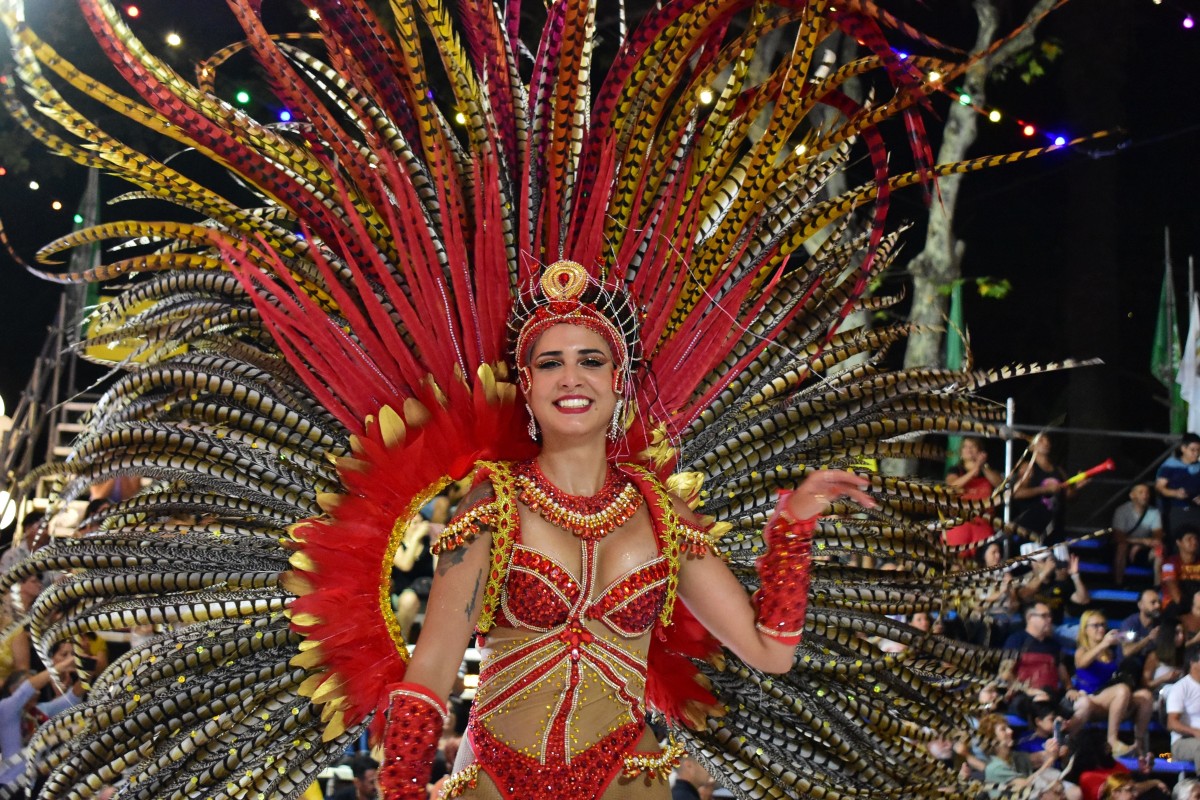 Fant&aacute;stico desfile de Escuelas de Samba en Montevideo