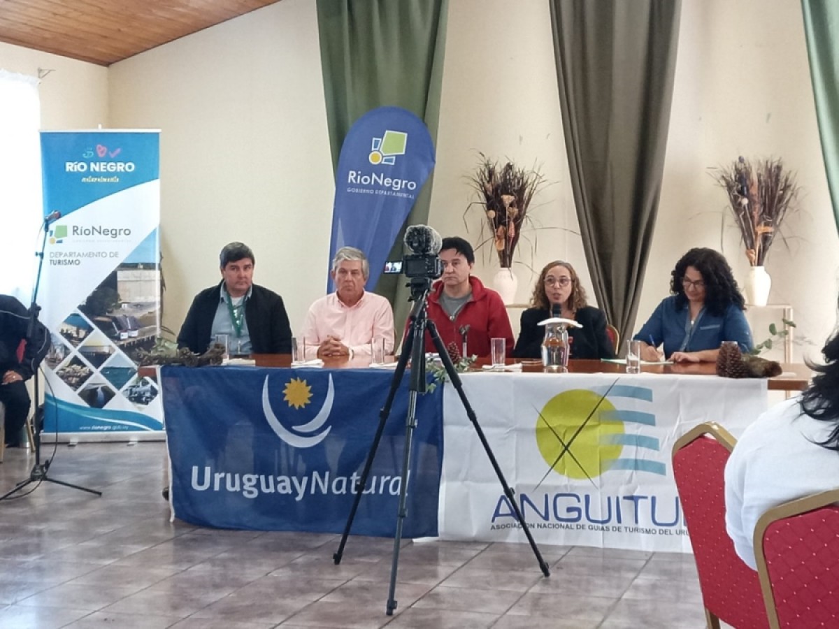 1 Encuentro Nacional de Gu&iacute;as en Depto. R&iacute;o Negro, Las Ca&ntilde;as. Dtor. Turismo del Departamento, Jos&eacute; Luis Perazza, Dtor. Gral. Ambiente departamental, Adri&aacute;n Stagi   y presidente de Anguitur M&oacute;nica Mesa (Fotos Intendencia R&iacute;o Negro)