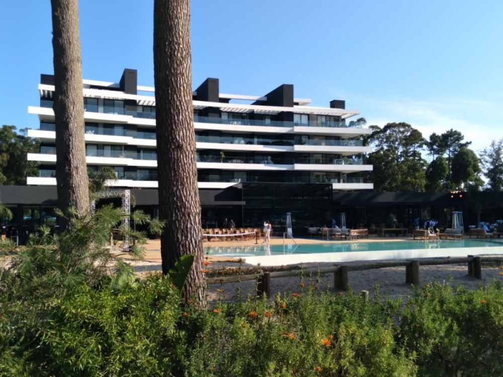 Solanas inaugur&oacute; su primer edificio Crystal View